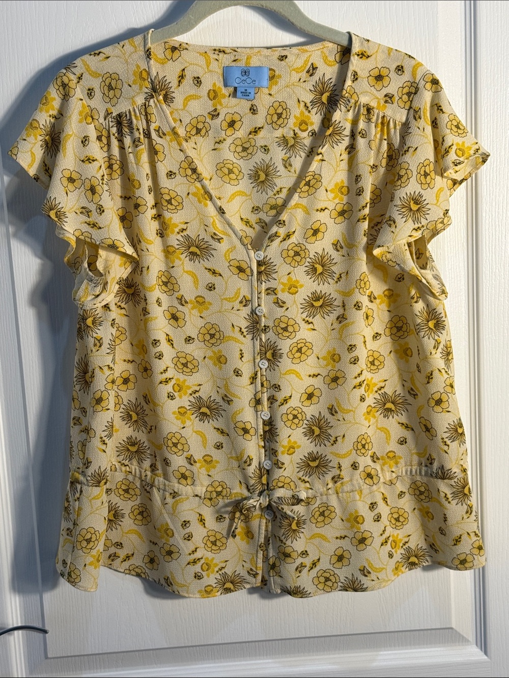 CeCe Cream and Yellow Floral Button-Front Flutter Sleeve Top Tie at Waist Size M